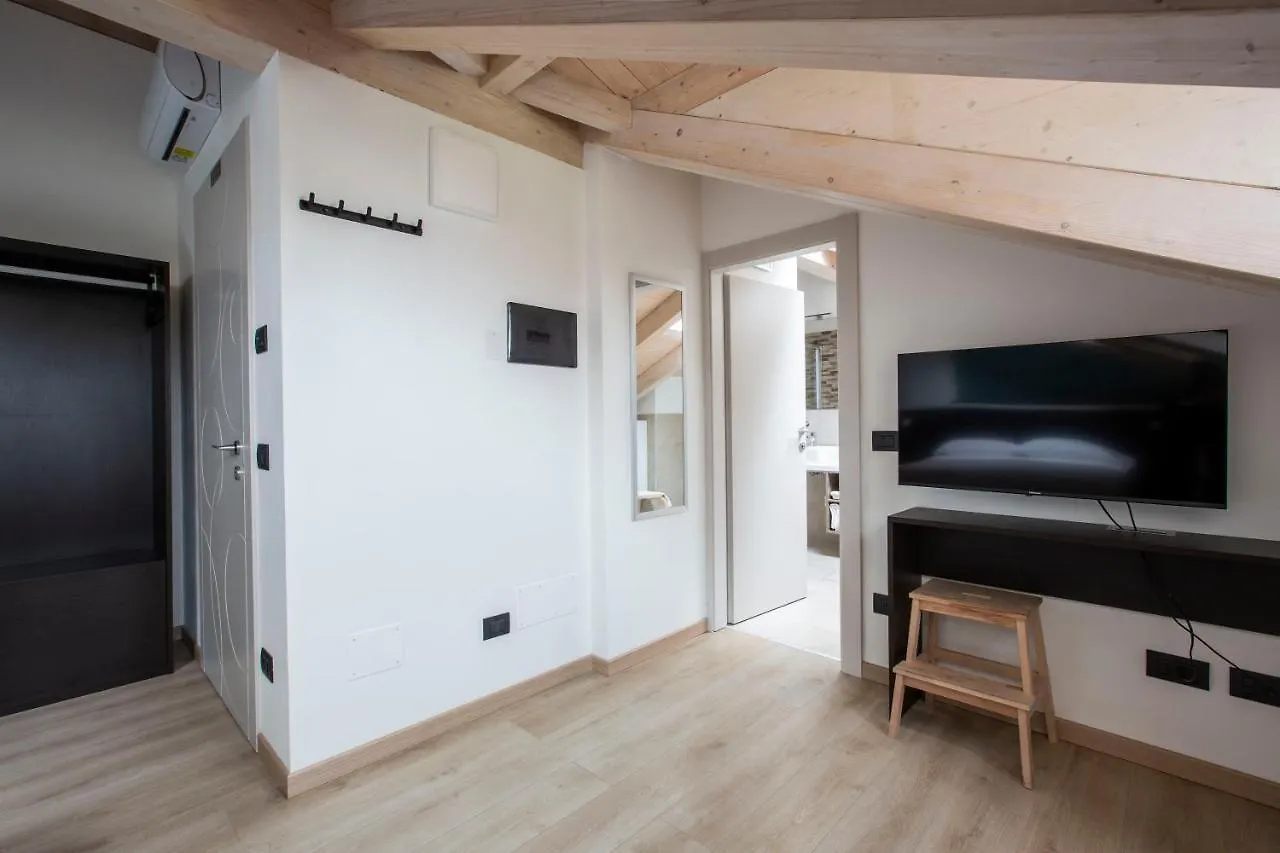 Il B&B Di Piazza Motta Albese Con Cassano 0*,  Italy