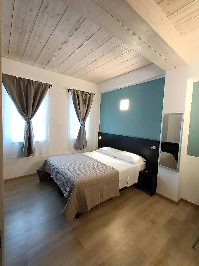 Il B&B Di Piazza Motta Albese Con Cassano 0*,  Italy