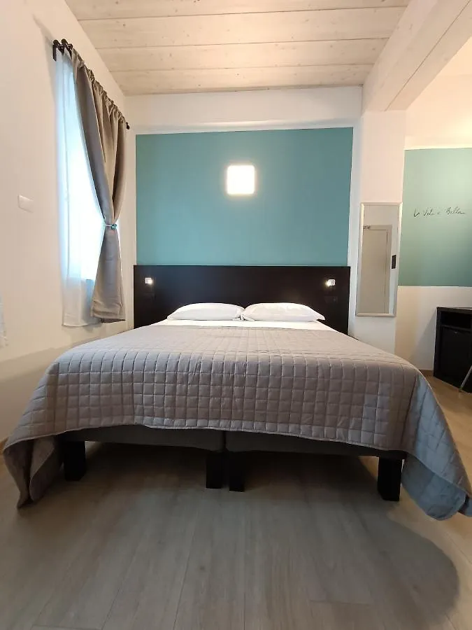 Il B&B Di Piazza Motta Albese Con Cassano 0*,  Italy